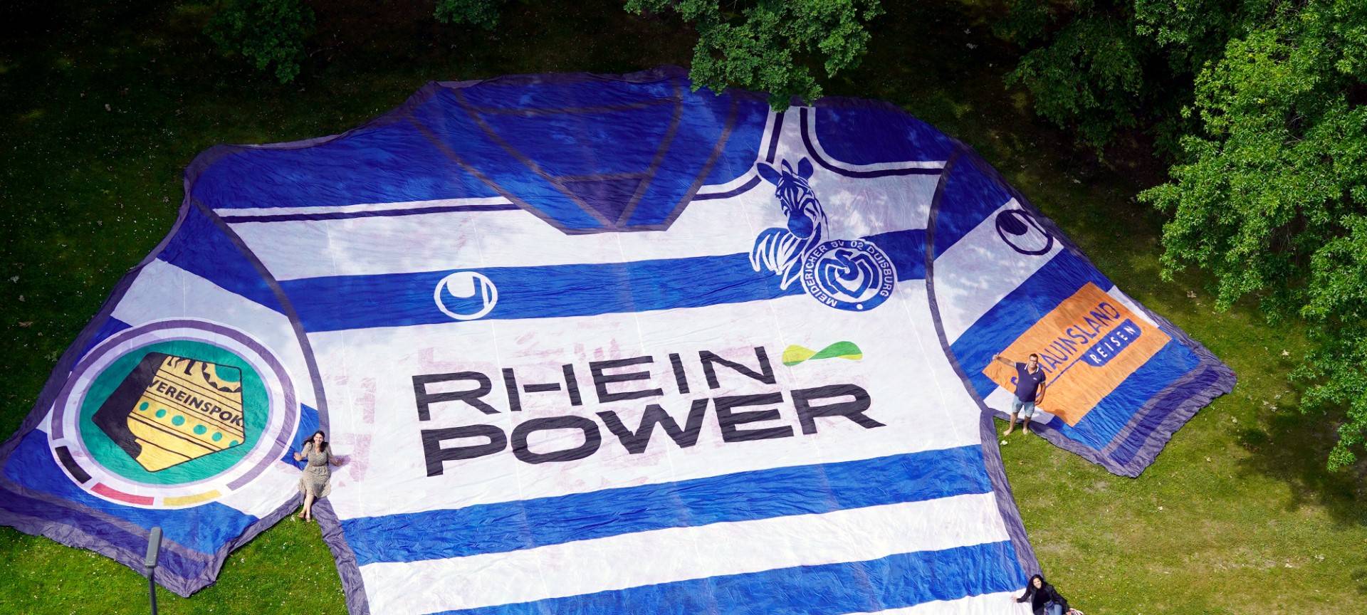 Stadtwerke Duisburg überreichen riesiges MSV Trikot