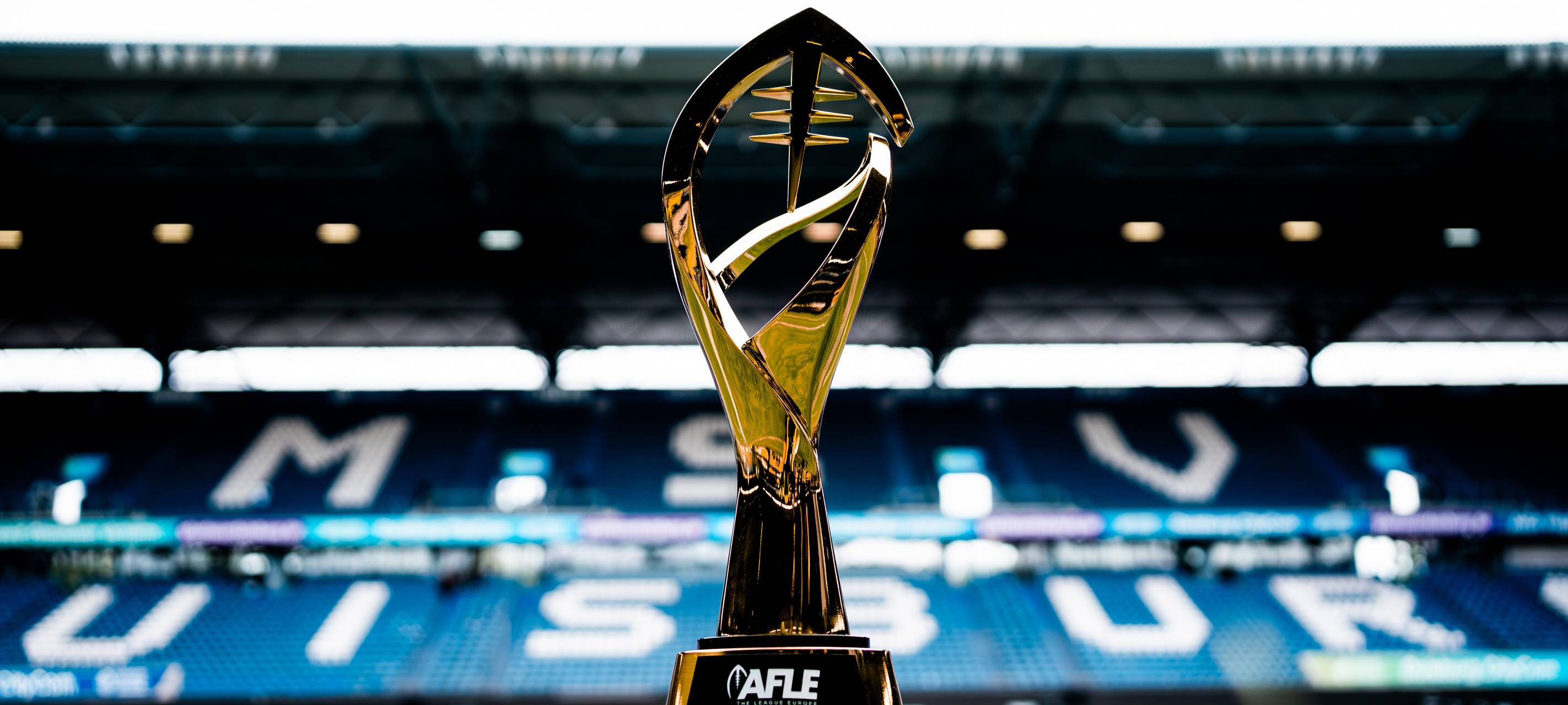 Die Trophäe des ersten Gold Bowl der AFLE.
