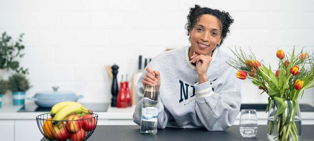 Weitsprung-Olympiasiegerin Malaika Mihambo mit Rheinfels Quelle