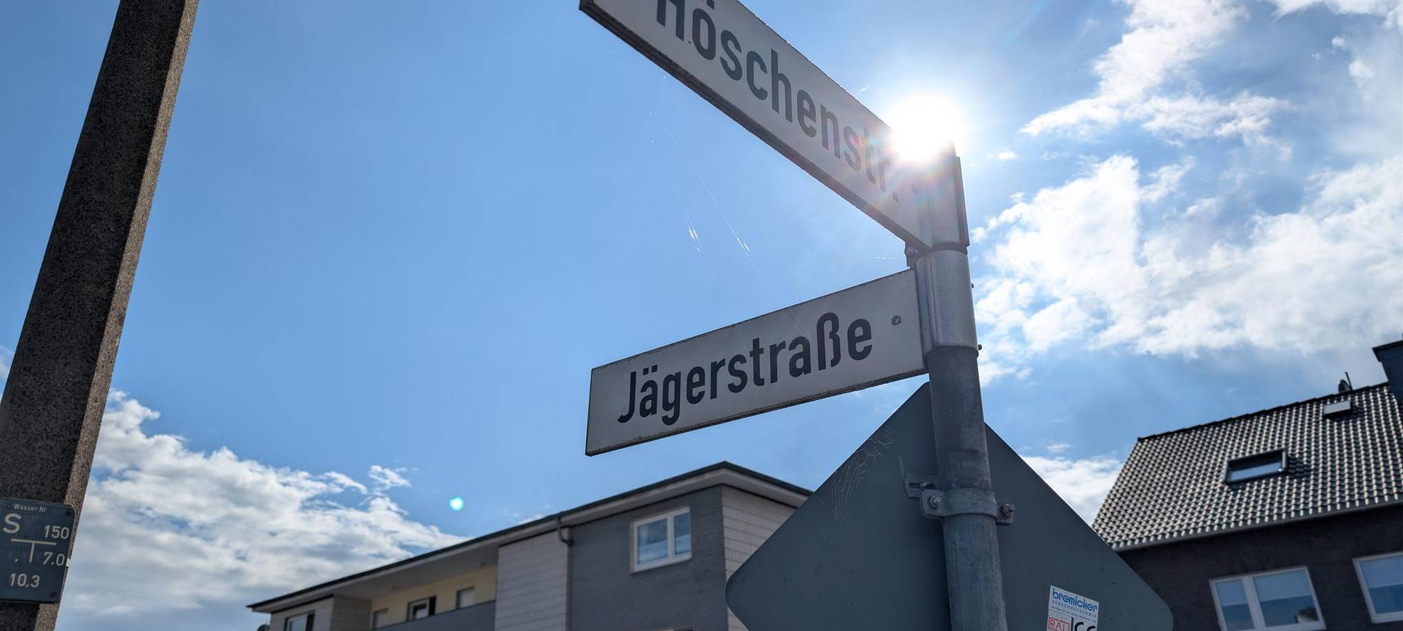 Die Straßenschilder an der Kreuzung Röschenstraße und Jägerstraße in Duisburg-Rheinhausen.