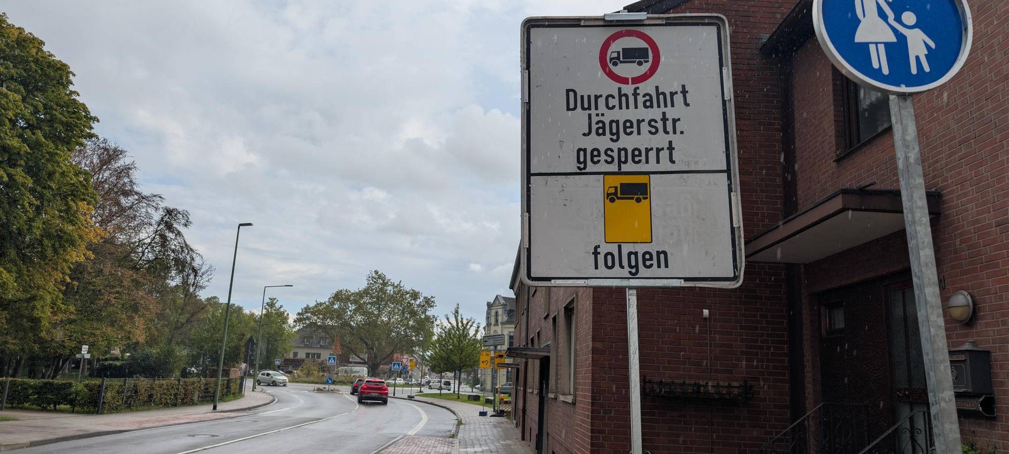 Ein Schild am Straßenrand deutet auf eine Umleitung hin.