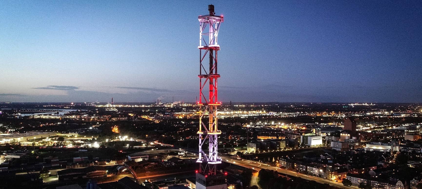 Am Tag der deutschen Einheit erstrahlt der Stadtwerketurm in Schwarz-Rot-Gold.