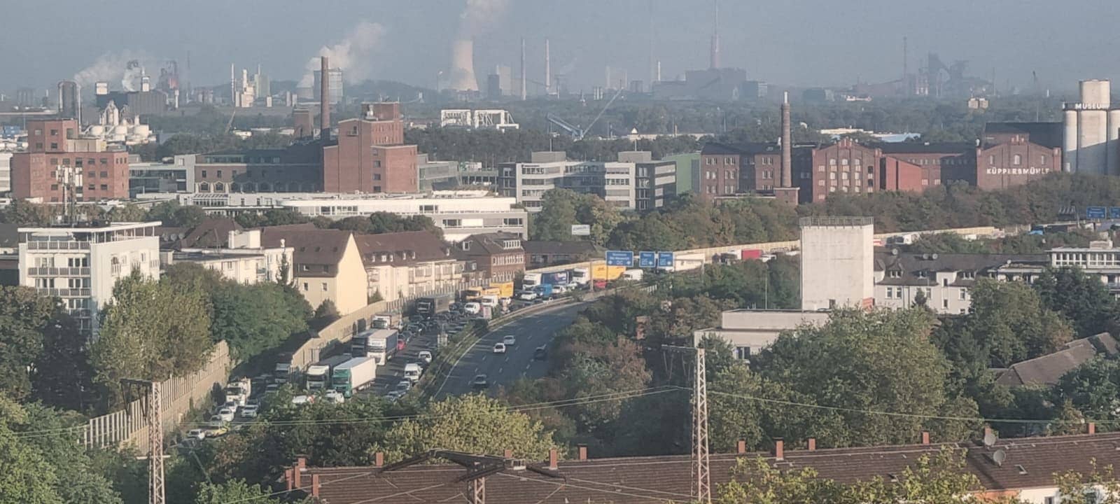 A59: Große Sperrung in Duisburg nach Unfall