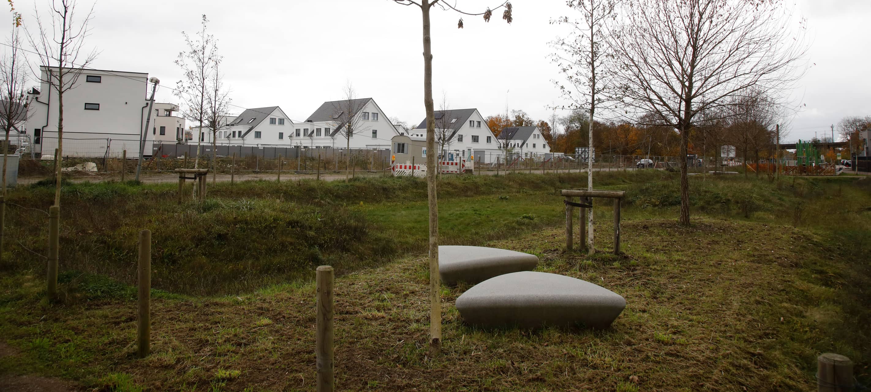 Eine Sitzgelegenheit in der Siedlung "Am Alten Angerbach" in Huckingen.