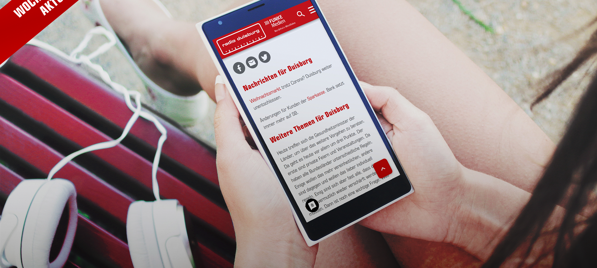 Eine junge Frau sitzt auf einer Parkbank und liest den Radio Duisburg Newsletter.