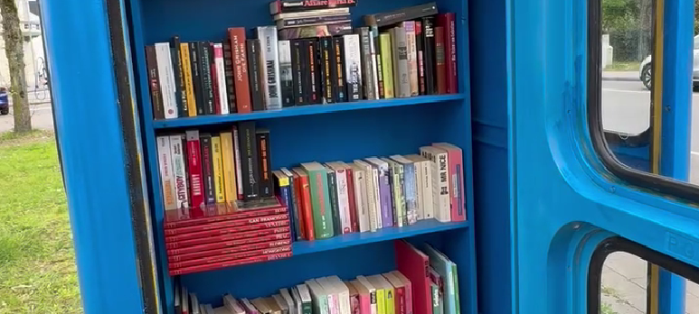 Eine blaue Telefonzelle dient jetzt als Bücherschrank.