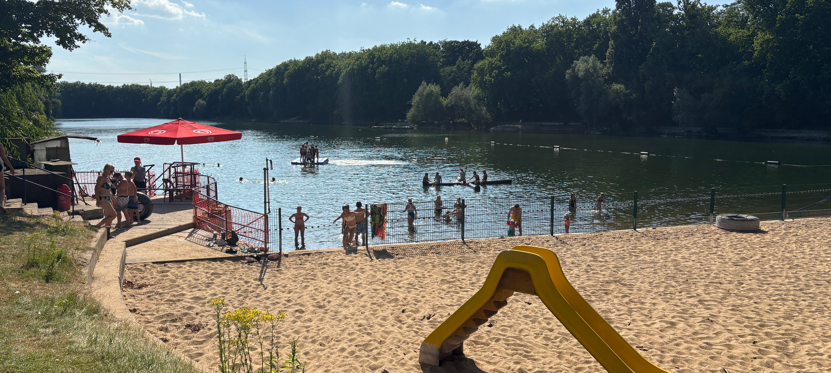 Im Freibad Kruppsee kann man sowohl im See schwimmen als auch in einem Schwimmerbecken.