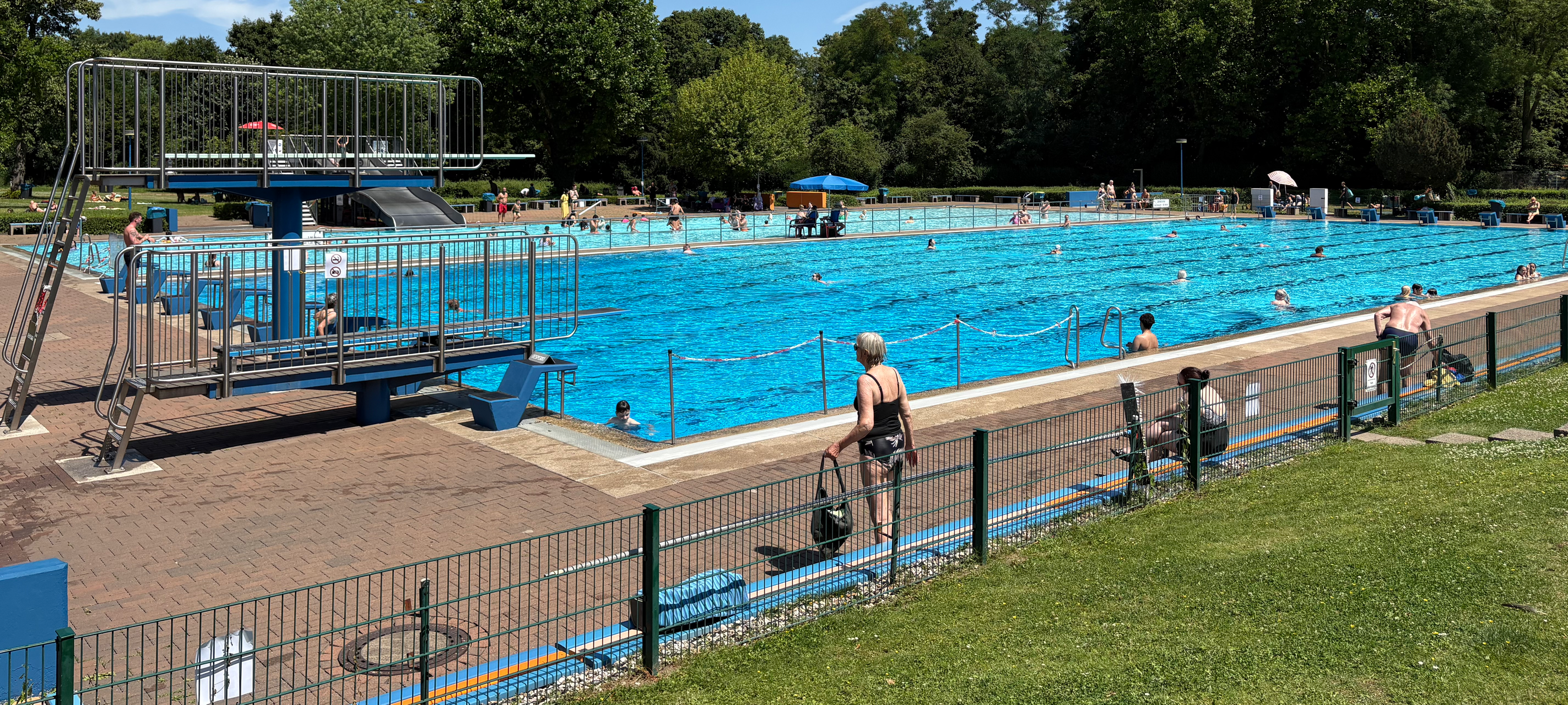 Das Freibad Homberg ist die richtige Adresse für alle die lieber ins Becken springen statt in den See.