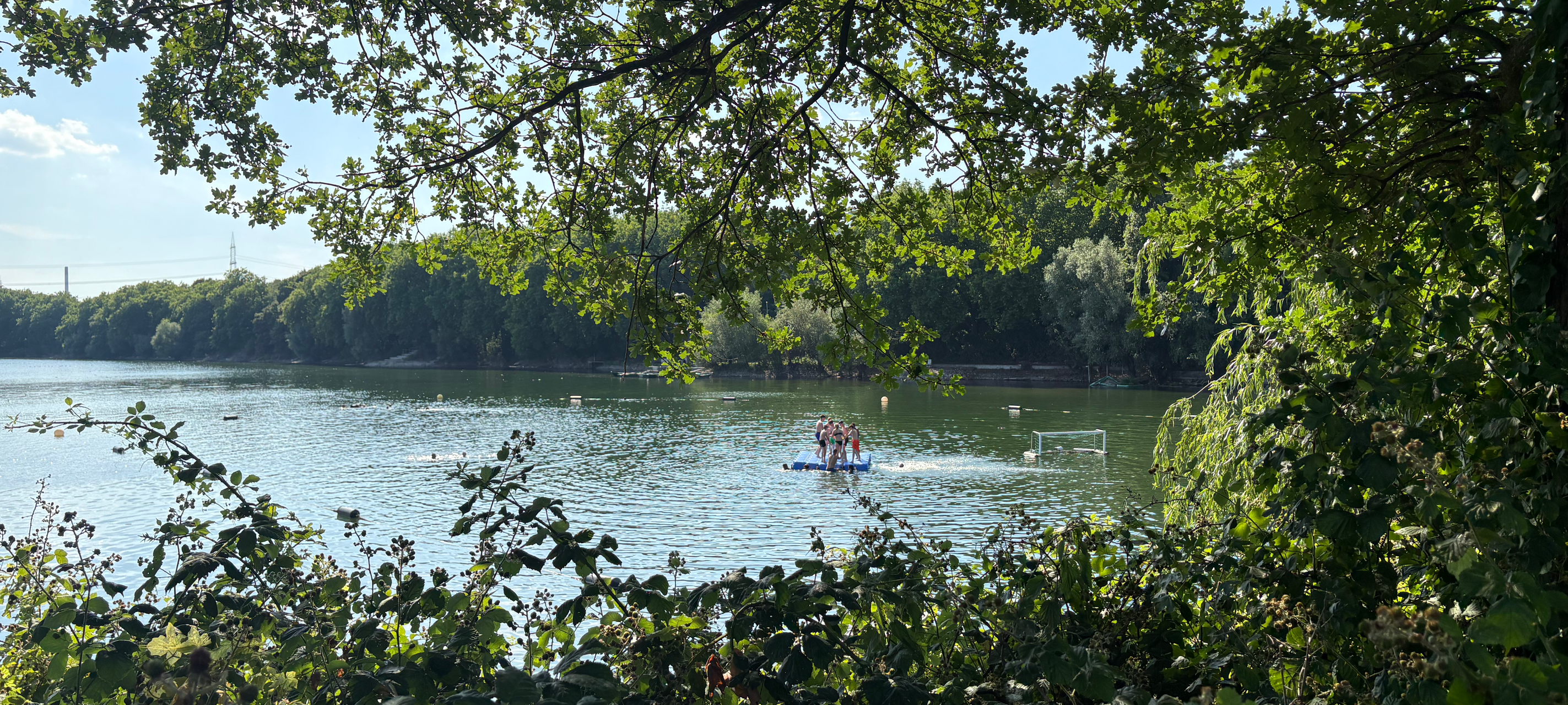 Das Freibad Kruppsee hat einen Baggersee und ein Schwimmbecken.