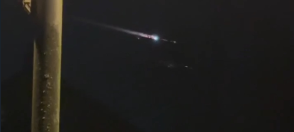 Die zweite Raketenstufe der Falcon-9 verglüht in der Atmosphäre über Duisburg.