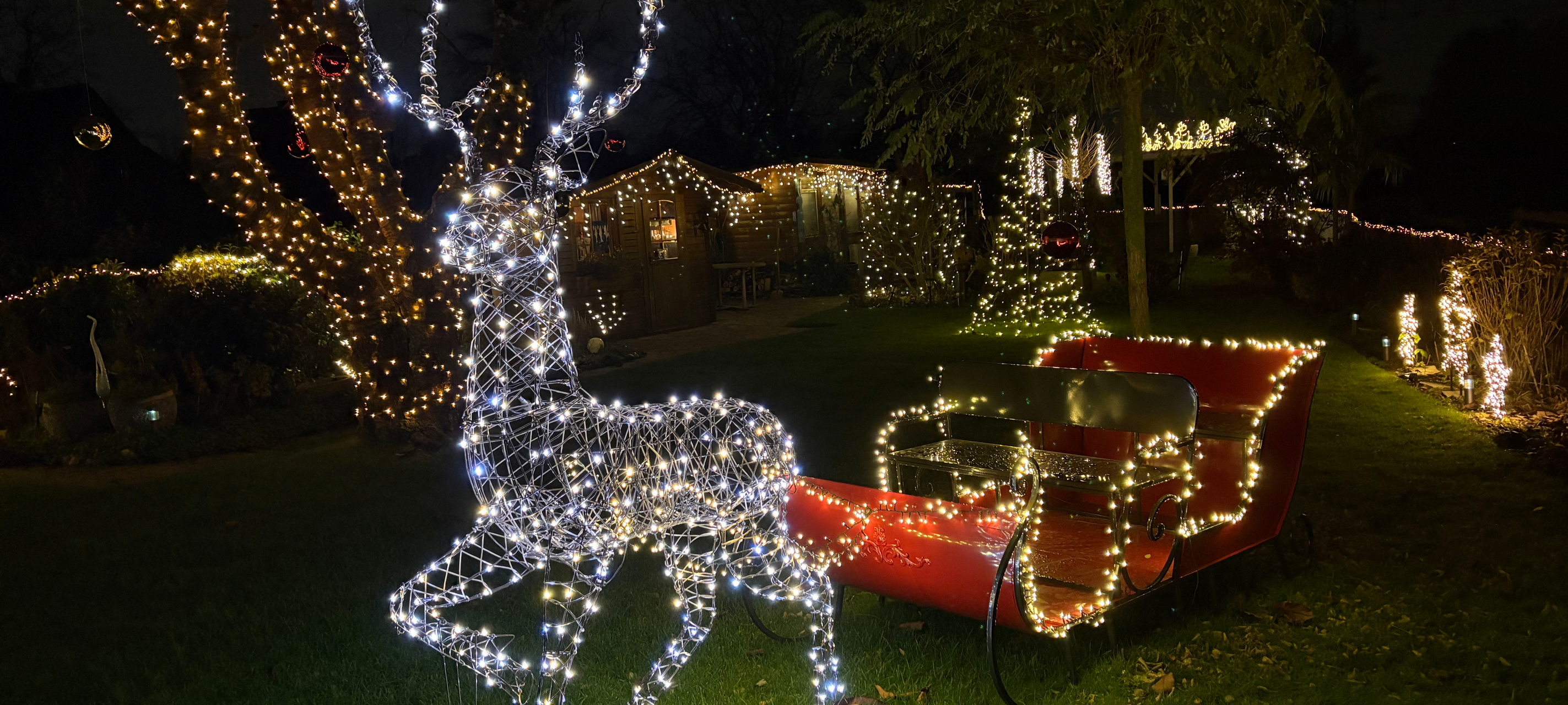 Dirk Partenheimers neuestes Highlight: der Rentierschlitten im Garten.
