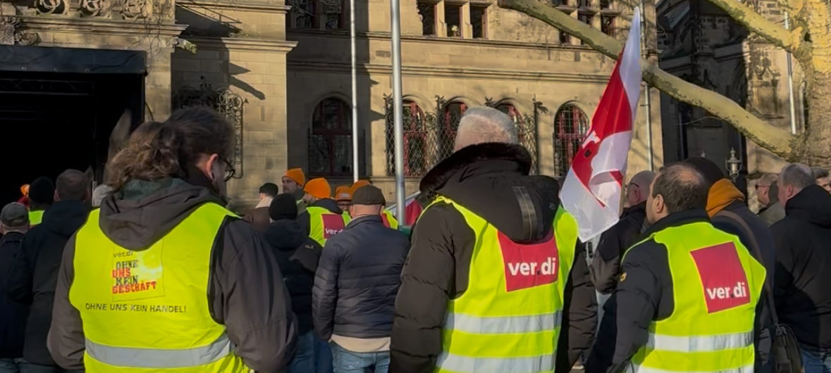 Streikende vorm Duisburger Rathaus