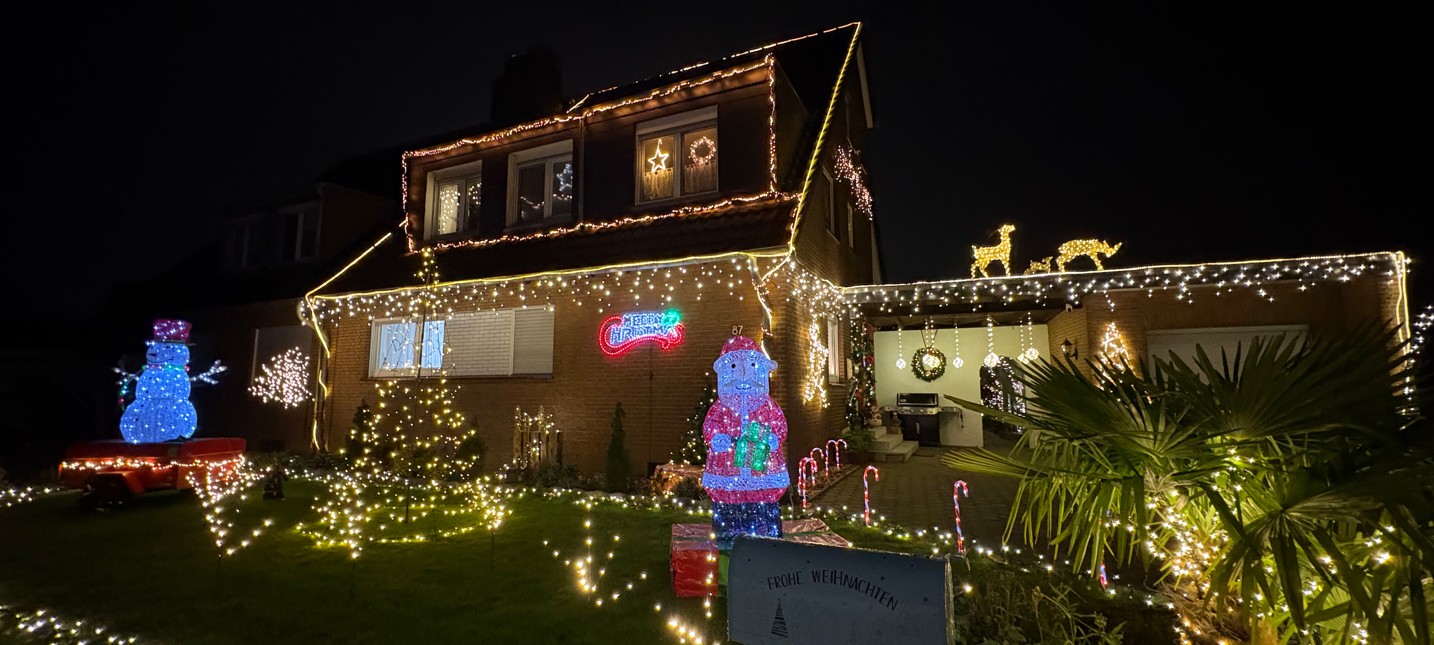 Rund 35.000 LEDs leuchten an dem Weihnachtshaus der Familie Partenheimer in Rumeln-Kaldenhausen.