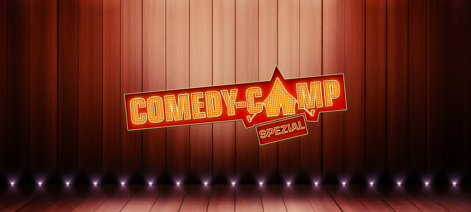 Comedy Camp spezial Logo auf Bühne