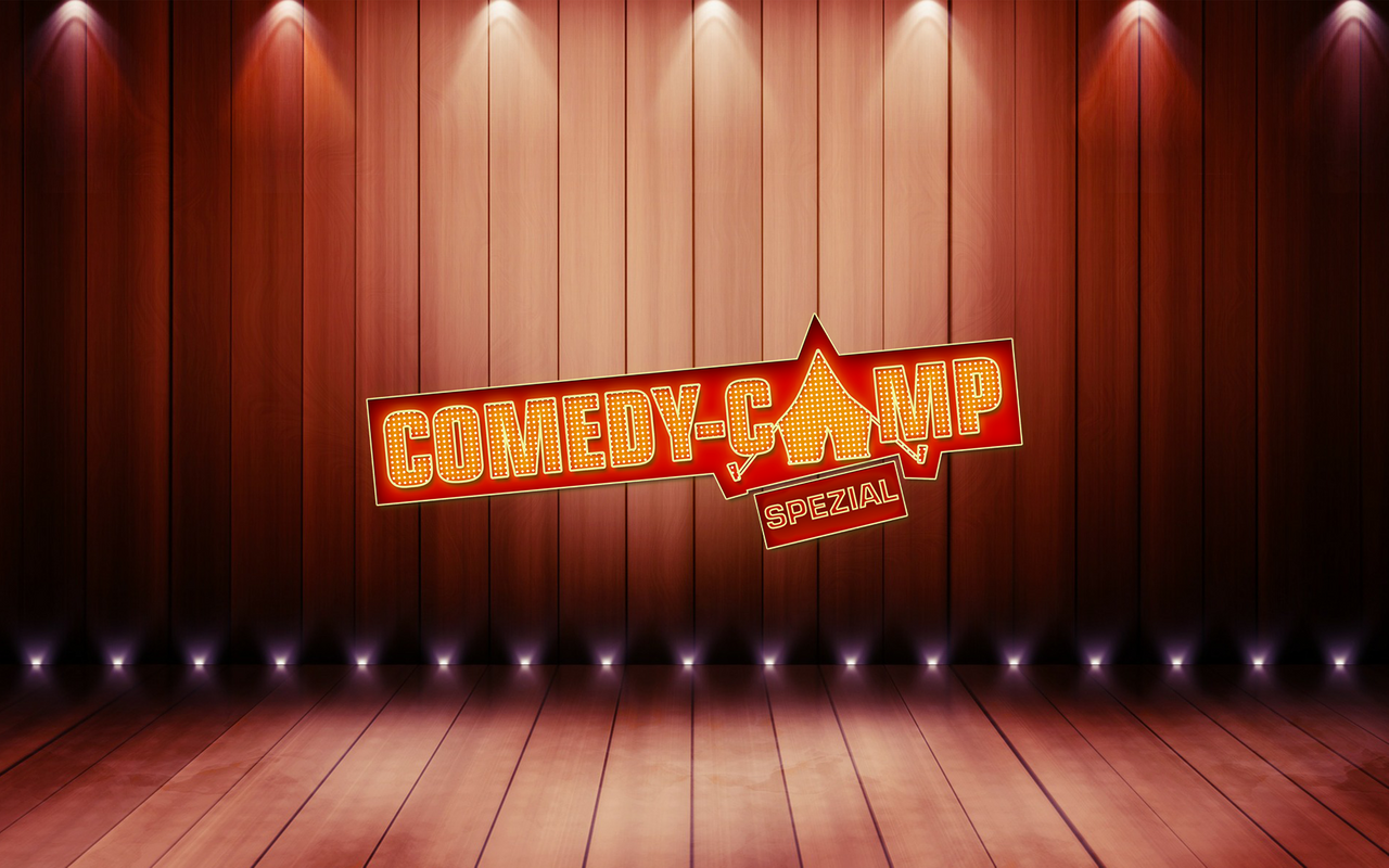Comedy Camp spezial Logo auf Bühne
