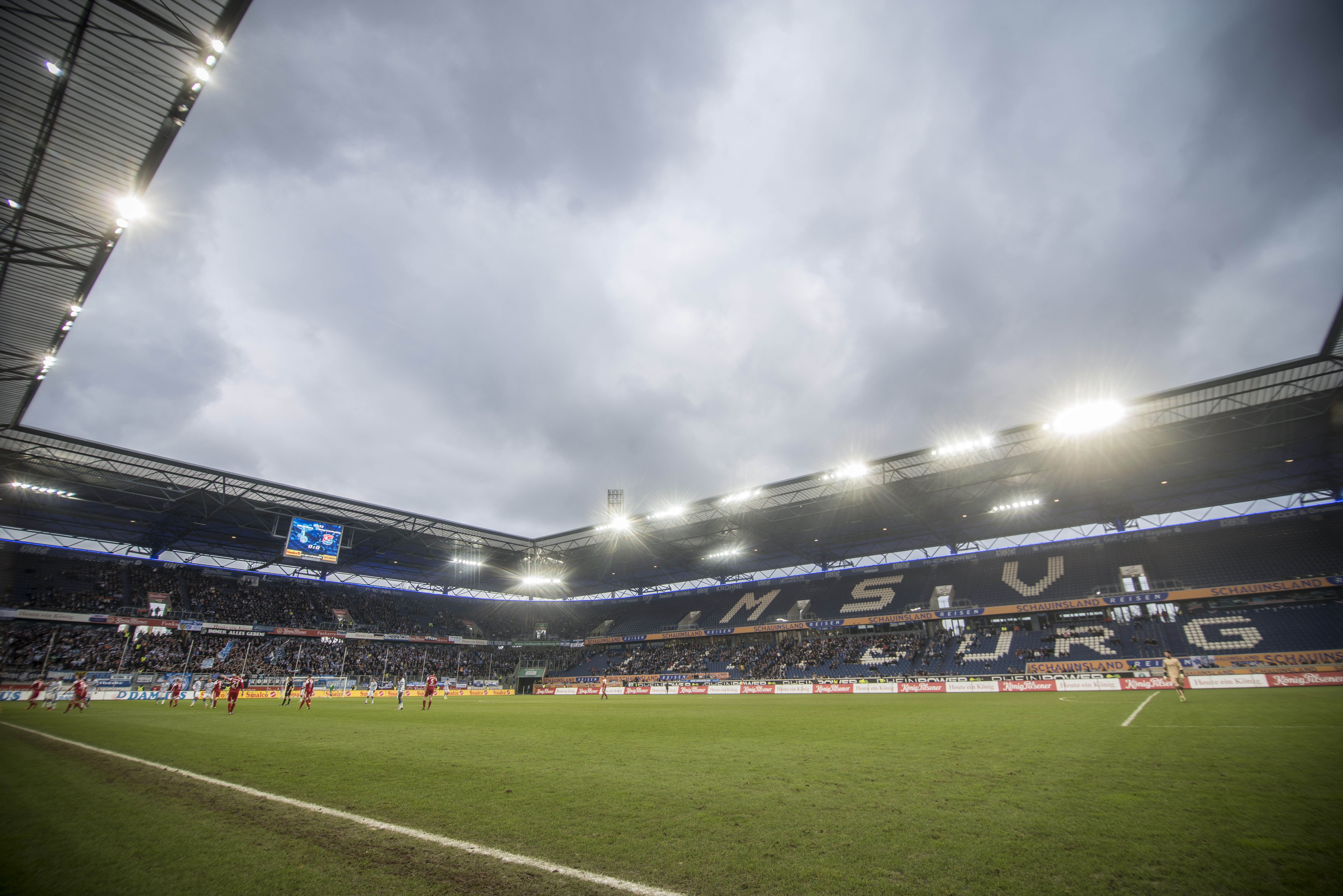 Am Samstag, den 30.11.2013 wurde das Spiel in der 3. Liga zwischen dem MSV Duisburg und der SpVgg Unterhaching in der Schauinsland Reisen Arena in Duisburg fotografiert. Im Bild: MSV in den weiß-blauen Trikots.